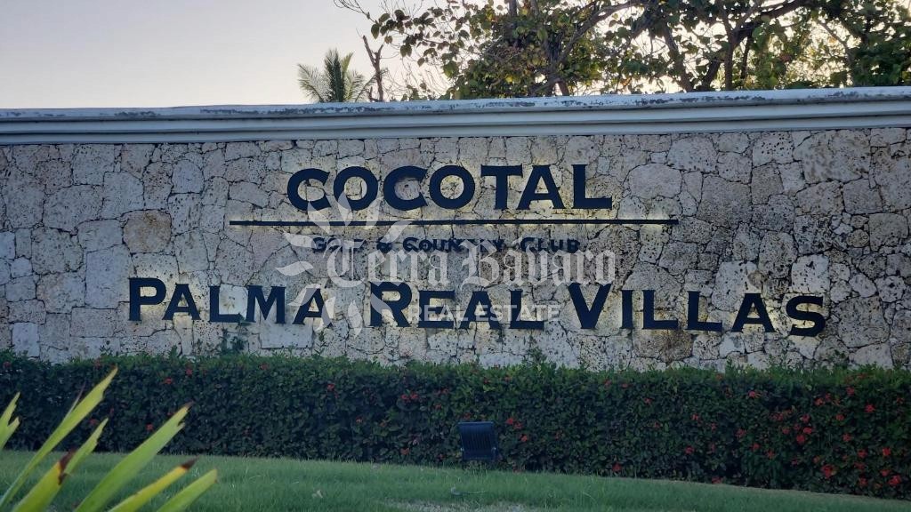 Stone entrance wall for Cocotal Golf & Country Club, Palma Real Villas